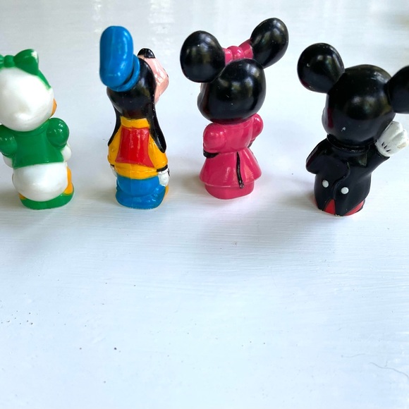 Seven vintage Disney figurines. Minnie Mickey daisy and Goofy - Picture 10 of 11